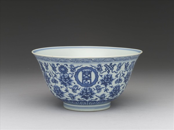 青花番蓮八寶萬壽無疆碗