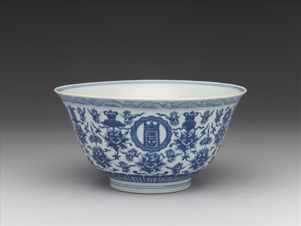 青花番蓮八寶萬壽無疆碗