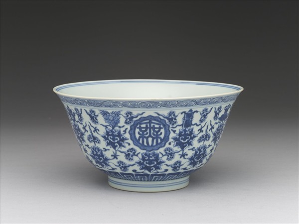 青花番蓮八寶萬壽無疆碗