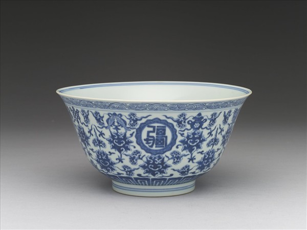 青花番蓮八寶萬壽無疆碗