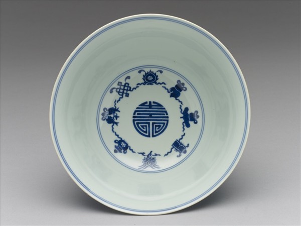 青花番蓮八寶萬壽無疆碗