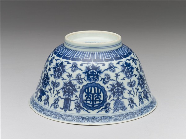 青花番蓮八寶萬壽無疆碗