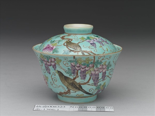 洋彩藍地紫藤花鳥紋蓋碗