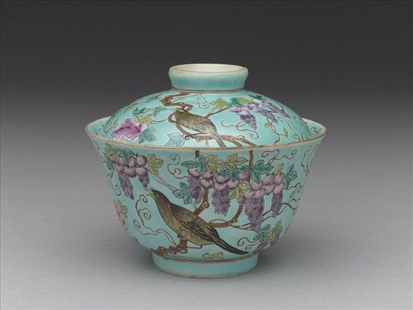 洋彩藍地紫藤花鳥紋蓋碗