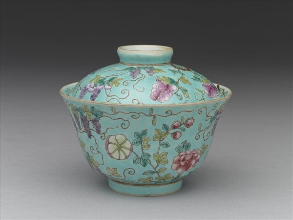 洋彩藍地紫藤花鳥紋蓋碗