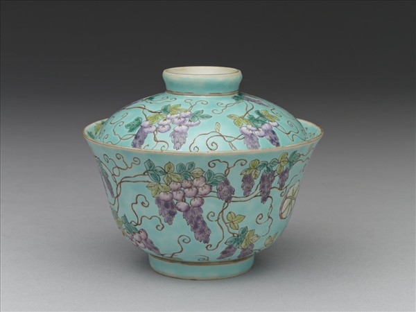 洋彩藍地紫藤花鳥紋蓋碗