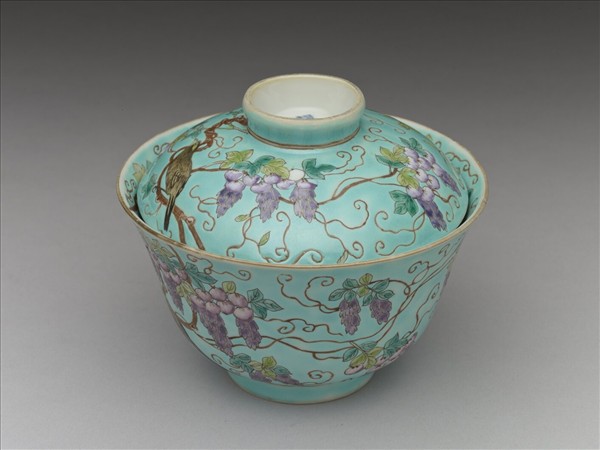 洋彩藍地紫藤花鳥紋蓋碗