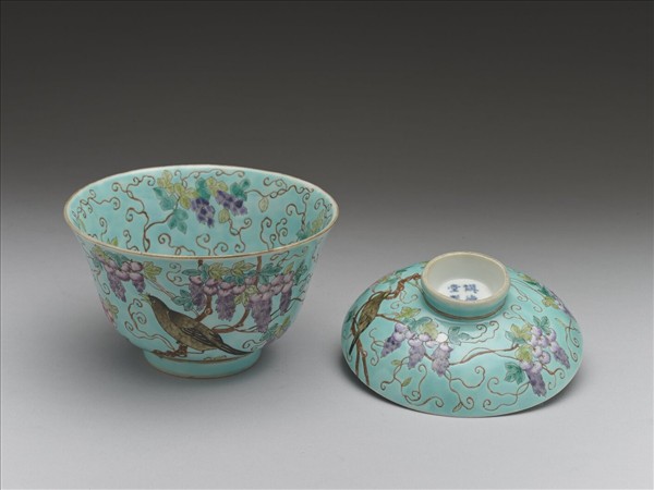 洋彩藍地紫藤花鳥紋蓋碗