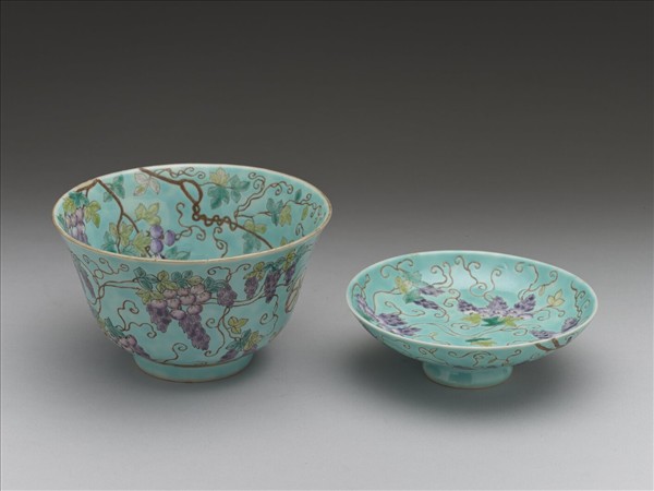 洋彩藍地紫藤花鳥紋蓋碗