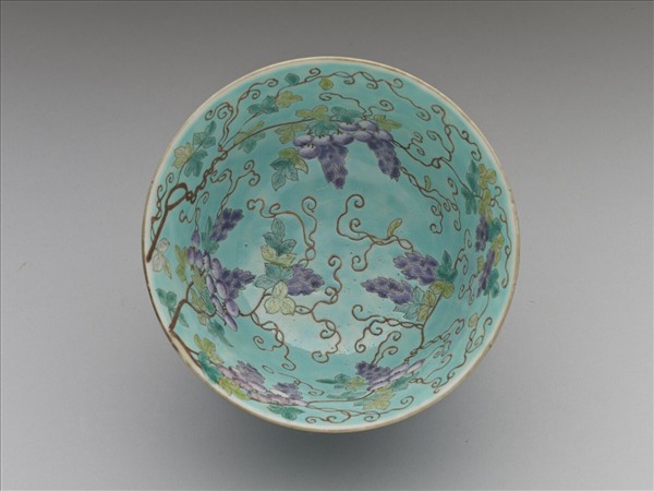 洋彩藍地紫藤花鳥紋蓋碗