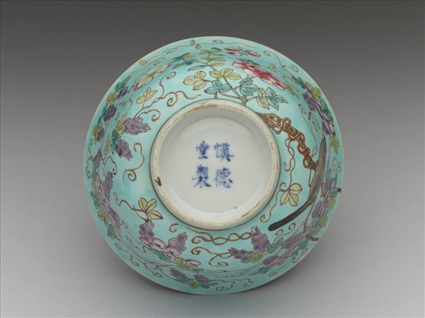 洋彩藍地紫藤花鳥紋蓋碗