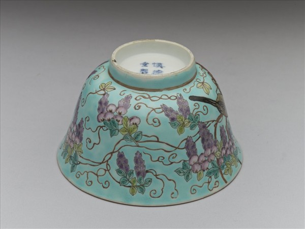 洋彩藍地紫藤花鳥紋蓋碗