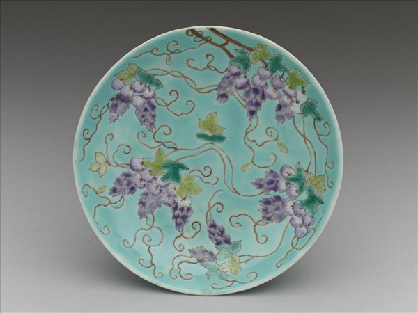 洋彩藍地紫藤花鳥紋蓋碗