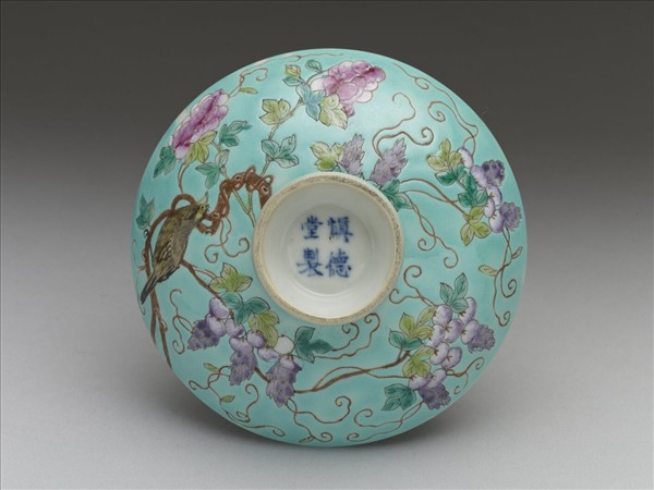 洋彩藍地紫藤花鳥紋蓋碗