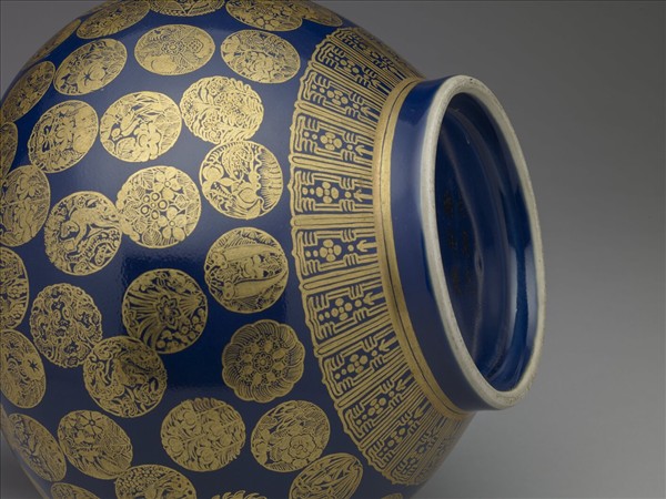 霽青釉描金團花壽字紋瓶