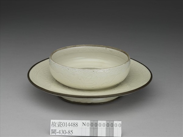 定窯 白瓷劃花蓮荷紋碗托