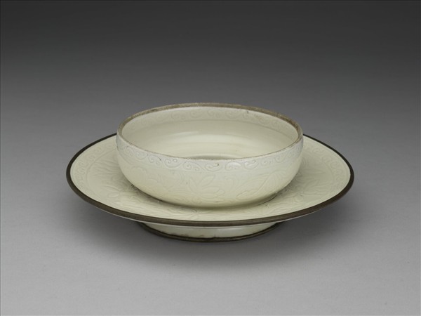 定窯 白瓷劃花蓮荷紋碗托