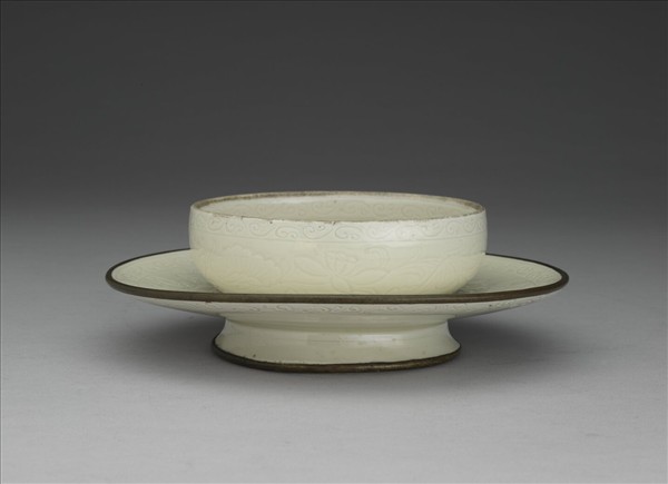 定窯 白瓷劃花蓮荷紋碗托