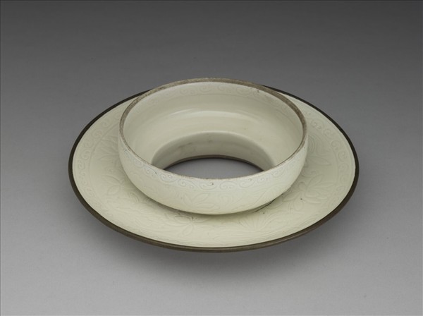 定窯 白瓷劃花蓮荷紋碗托