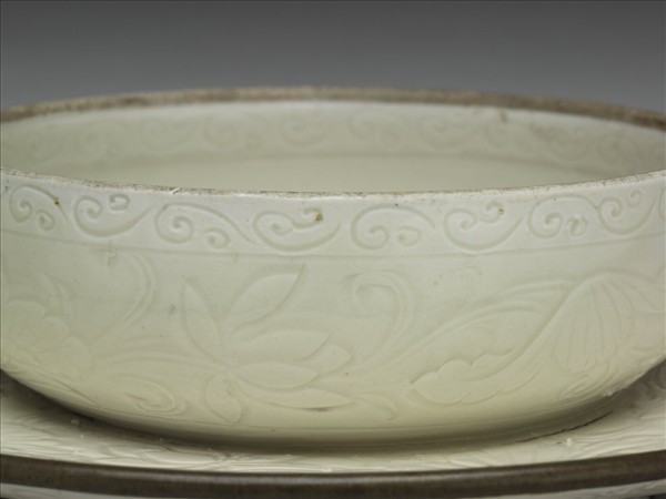 定窯 白瓷劃花蓮荷紋碗托