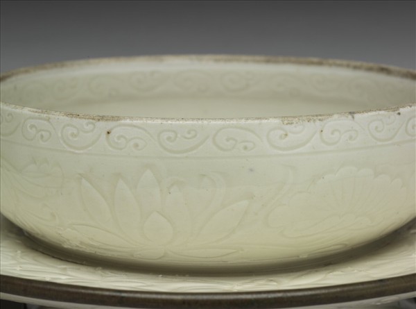 定窯 白瓷劃花蓮荷紋碗托