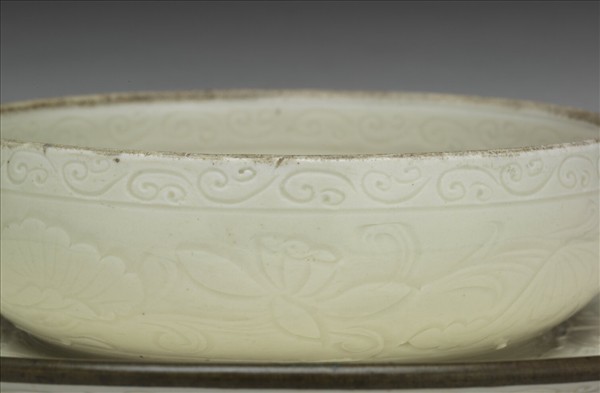 定窯 白瓷劃花蓮荷紋碗托