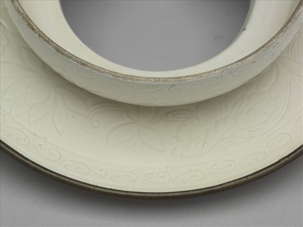 定窯 白瓷劃花蓮荷紋碗托