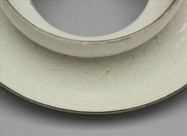 定窯 白瓷劃花蓮荷紋碗托