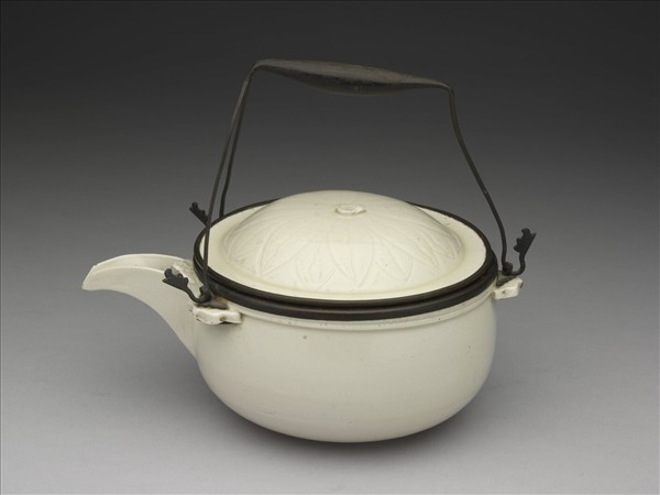 定窯 白瓷三繫壺 口印「褚」字銘