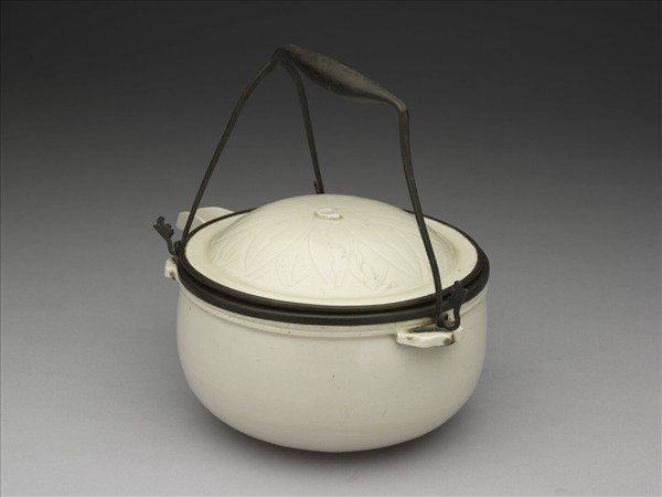 定窯 白瓷三繫壺 口印「褚」字銘