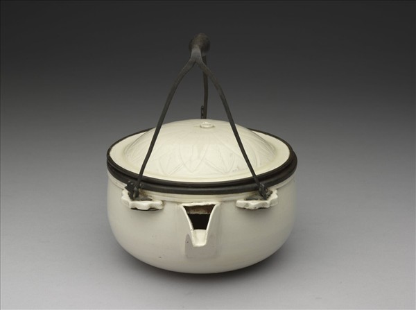 定窯 白瓷三繫壺 口印「褚」字銘