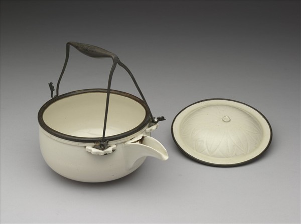 定窯 白瓷三繫壺 口印「褚」字銘