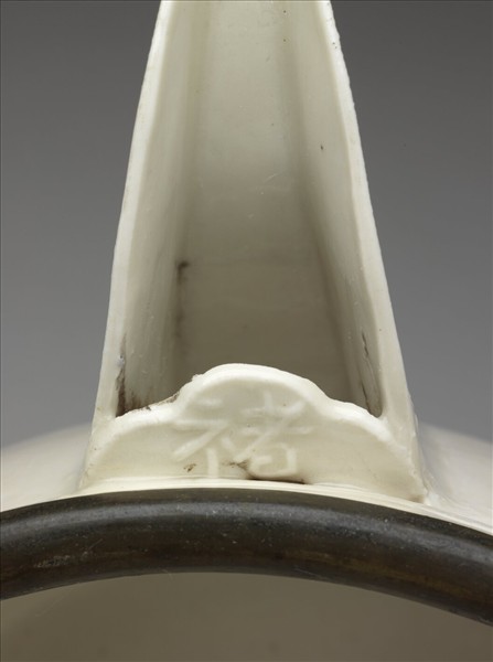 定窯 白瓷三繫壺 口印「褚」字銘