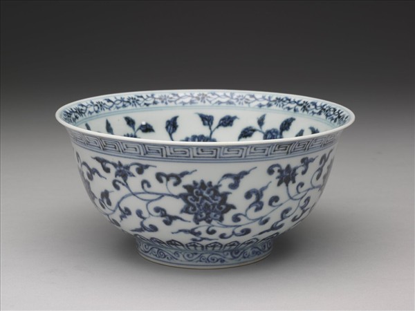 青花纏枝花卉紋碗
