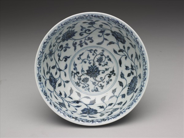 青花纏枝花卉紋碗
