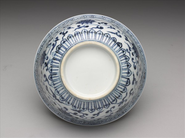 青花纏枝花卉紋碗