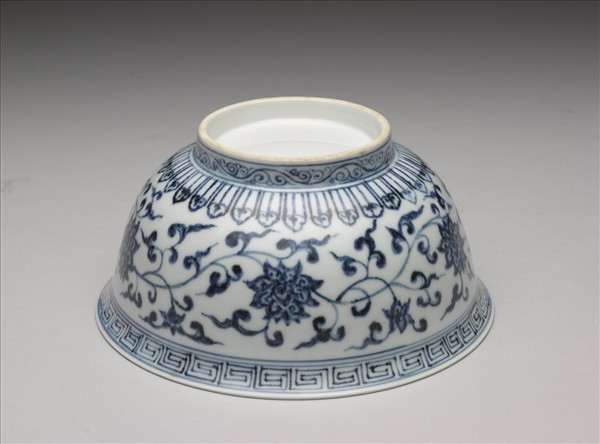 青花纏枝花卉紋碗