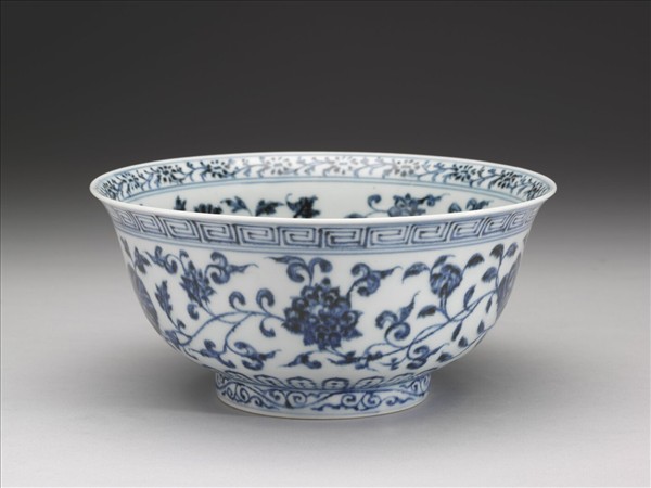 青花纏枝花卉紋碗