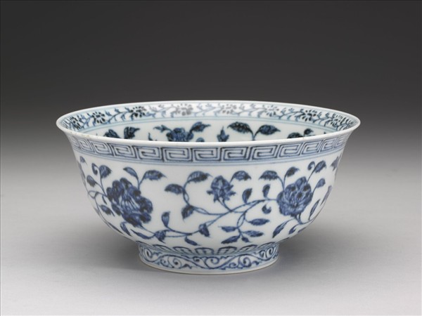 青花纏枝花卉紋碗