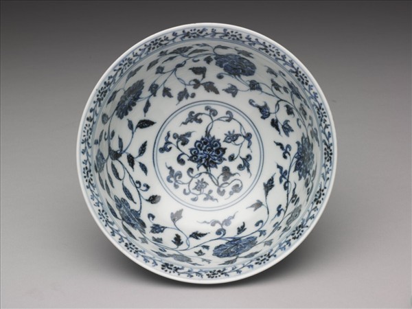 青花纏枝花卉紋碗
