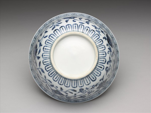 青花纏枝花卉紋碗