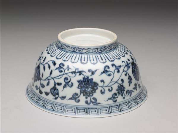 青花纏枝花卉紋碗