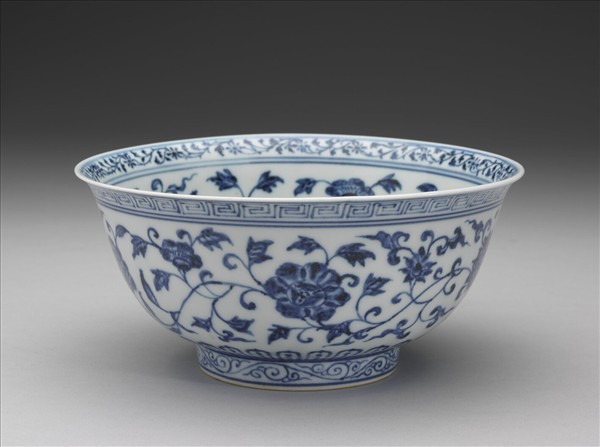 青花纏枝花卉紋碗