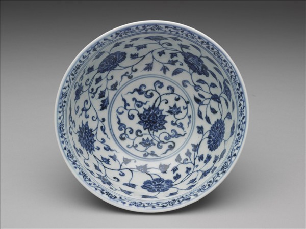 青花纏枝花卉紋碗
