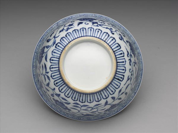 青花纏枝花卉紋碗