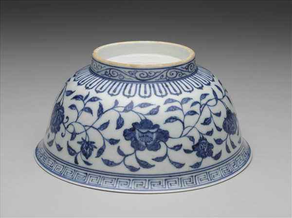 青花纏枝花卉紋碗