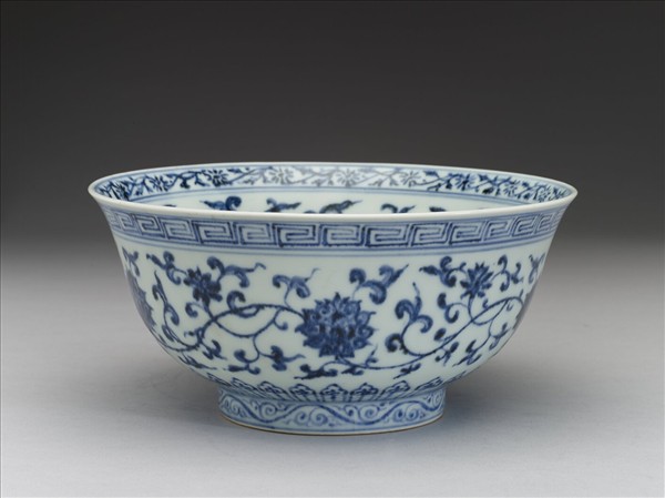 青花纏枝花卉紋碗