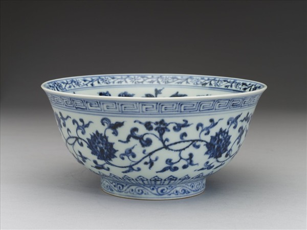 青花纏枝花卉紋碗