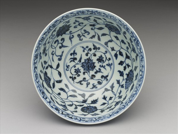 青花纏枝花卉紋碗