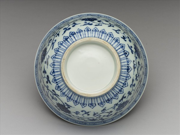 青花纏枝花卉紋碗